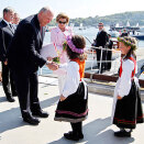 King Harald and Queen Sonja were greeted with flowers and a book of drawings on their arrival at Tjøme (Photo: Håkon Mosvold Larsen / NTB scanpix)